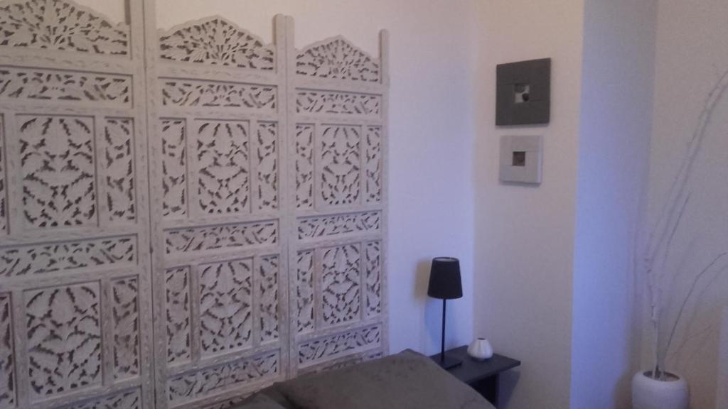 una habitación con una pared con un tabique con estampados en Chambres d'hôtes Christa, en Saint-Pair-sur-Mer