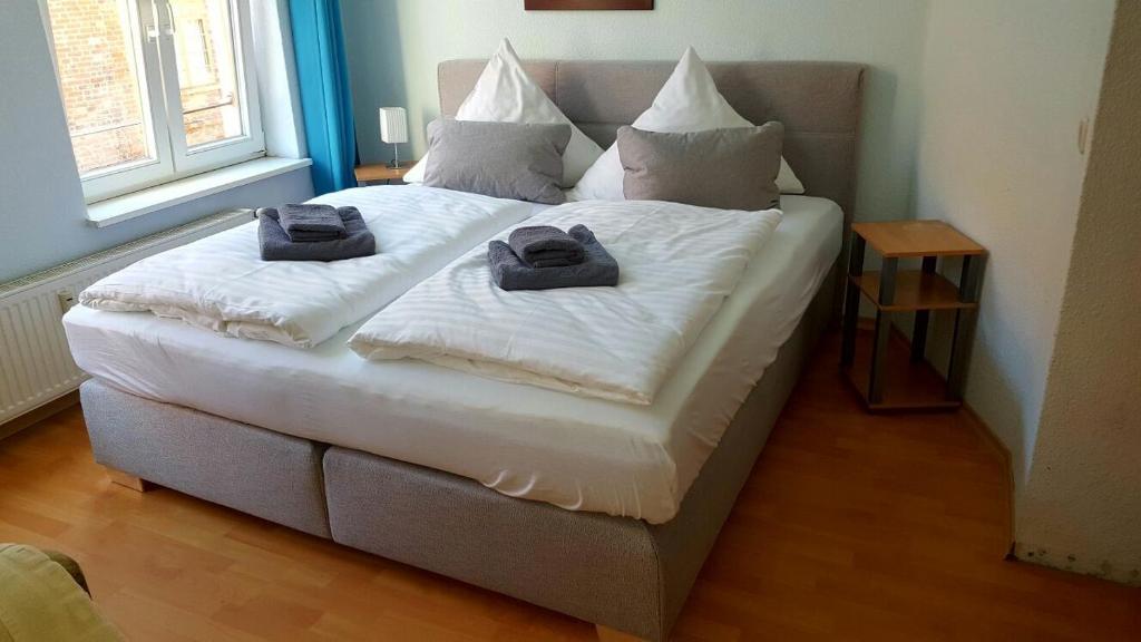 ein Bett mit Handtüchern auf dem Zimmer in der Unterkunft Pension Apostel in Wismar