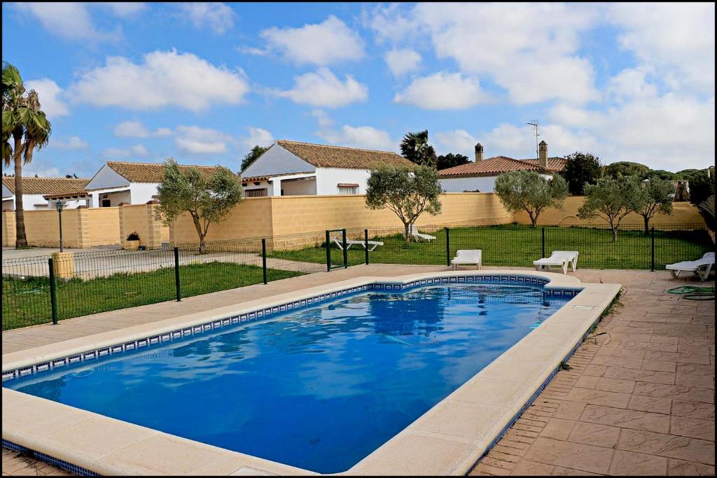 Bazén v ubytování Bungalow en complejo I nebo v jeho okolí