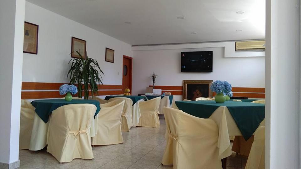 TV a/nebo společenská místnost v ubytování London Hotel