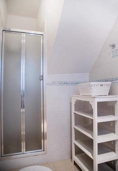 łazienka z prysznicem i toaletą w obiekcie Bnb Villa Lendi w mieście Frattamaggiore