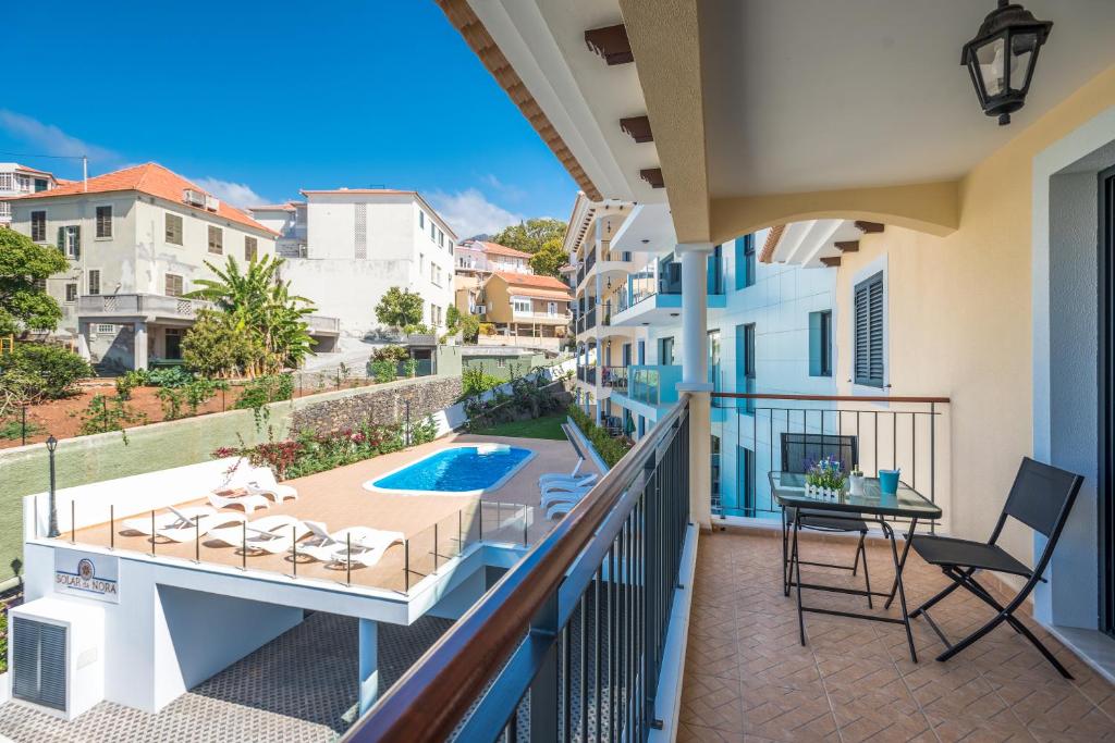 balcón con vistas a la piscina en Funchal SilverWood Apartment - by LovelyStay, en Funchal