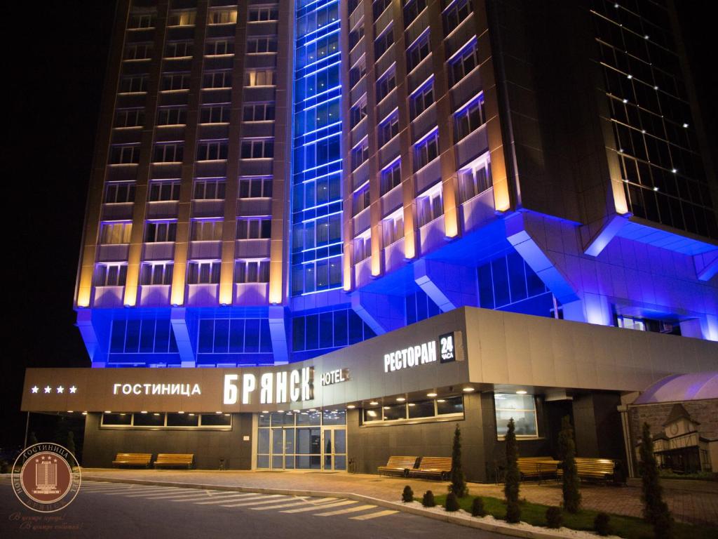 un hôtel avec des lumières bleues à l'avant dans l'établissement Bryansk Hotel, à Briansk