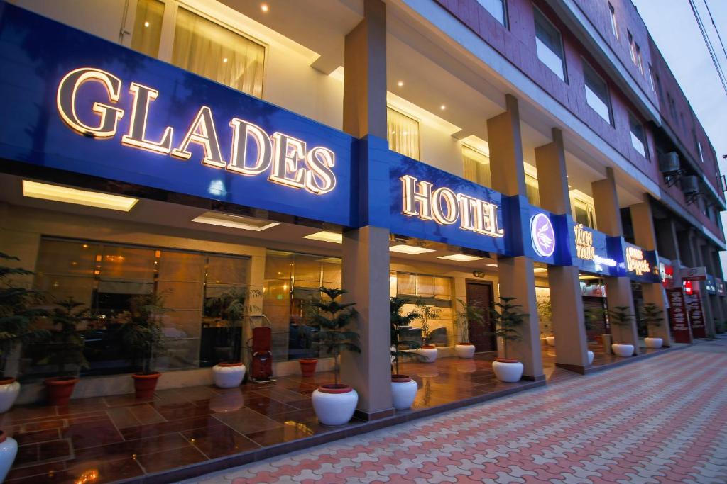 un edificio con un cartello blu sul lato. di Glades Hotel a Chandīgarh