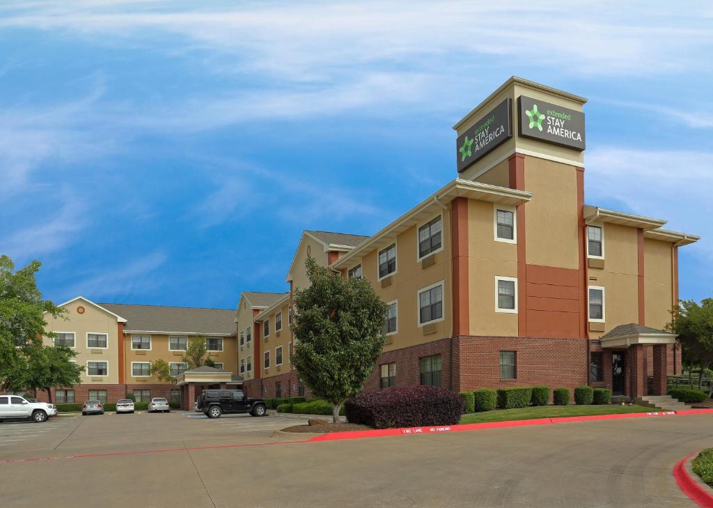 een weergave van een hotel met een parkeerplaats bij Extended Stay America Suites - Dallas - Lewisville in Lewisville
