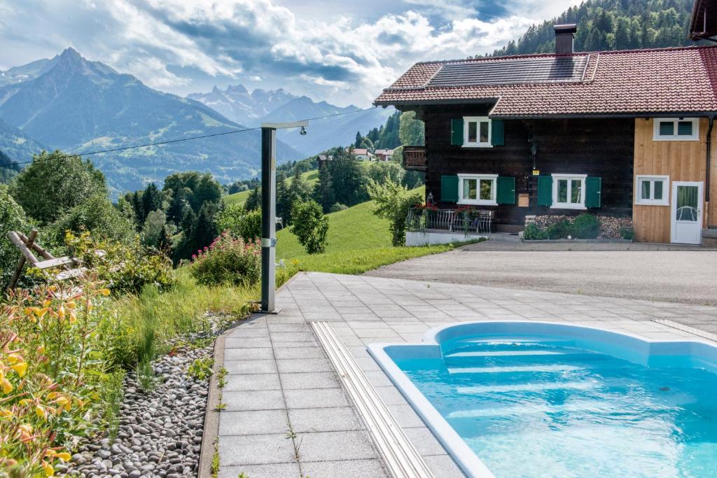 una piscina frente a una casa en Haus Silberberg, en Bartholomäberg