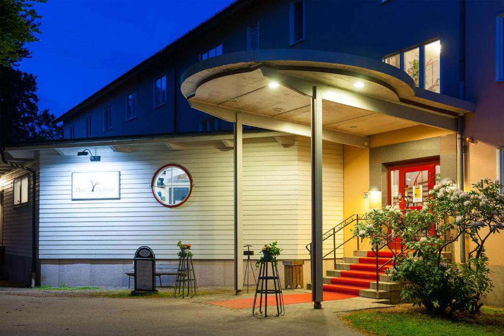 un edificio con un reloj al costado. en Hotel Hehrne Kök & Konferens, en Vänersborg