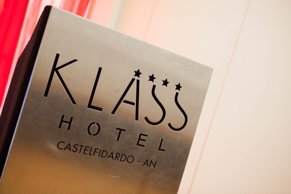 Certifikát, hodnocení, plakát nebo jiný dokument vystavený v ubytování Klass Hotel
