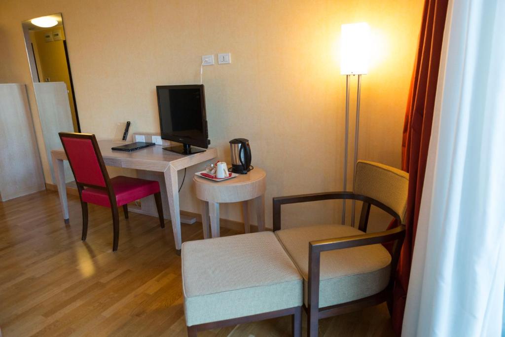 TV a/nebo společenská místnost v ubytování Klass Hotel