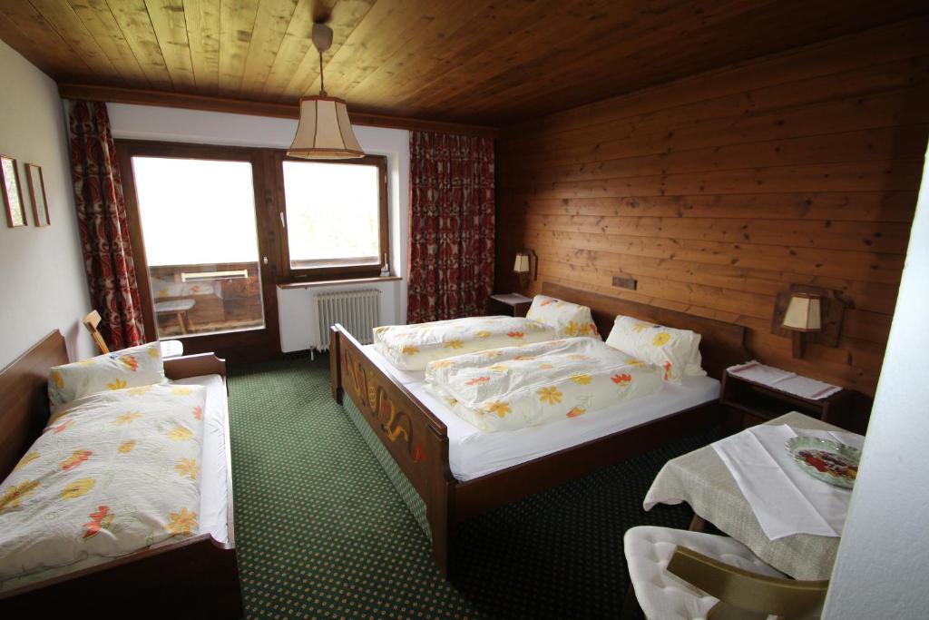 Łóżko lub łóżka w pokoju w obiekcie Pension Christoph