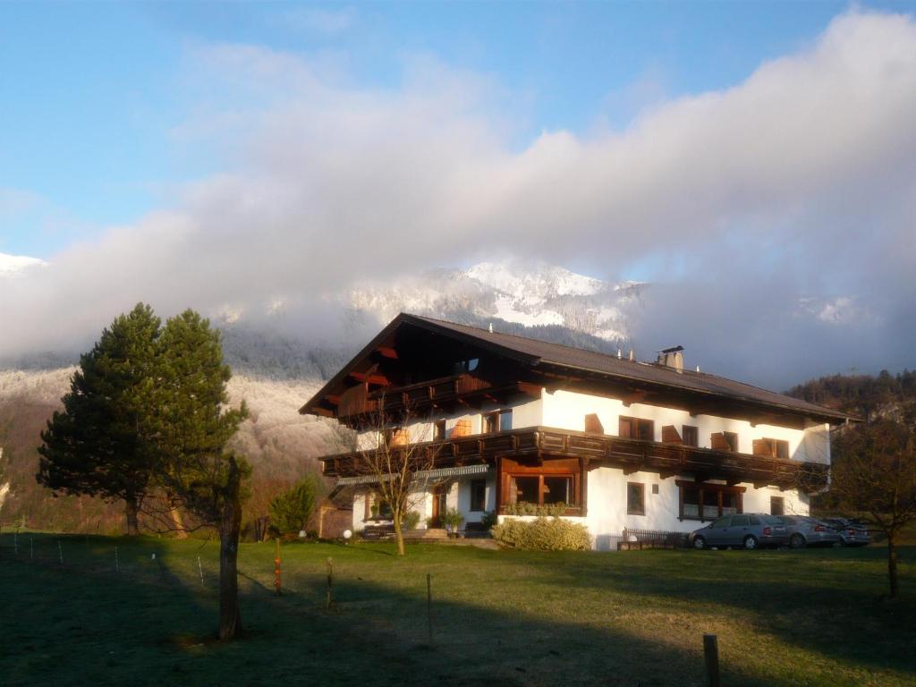 uma casa grande com carros estacionados em frente em Pension Christoph em Kramsach