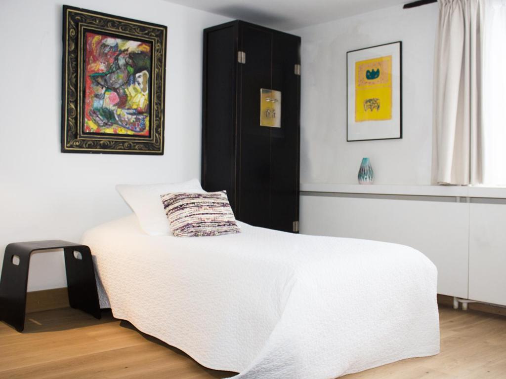 Postel nebo postele na pokoji v ubytování Galerie Hotel Dis