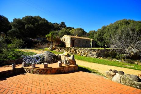 um jardim com pedras e uma parede de pedra em Lu Rotu em Sant'Antonio di Gallura