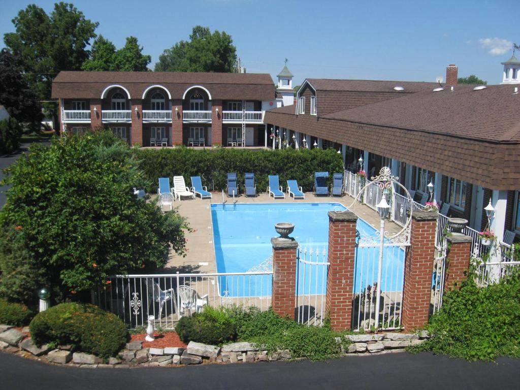 Bazén v ubytování Lockport Inn and Suites nebo v jeho okolí