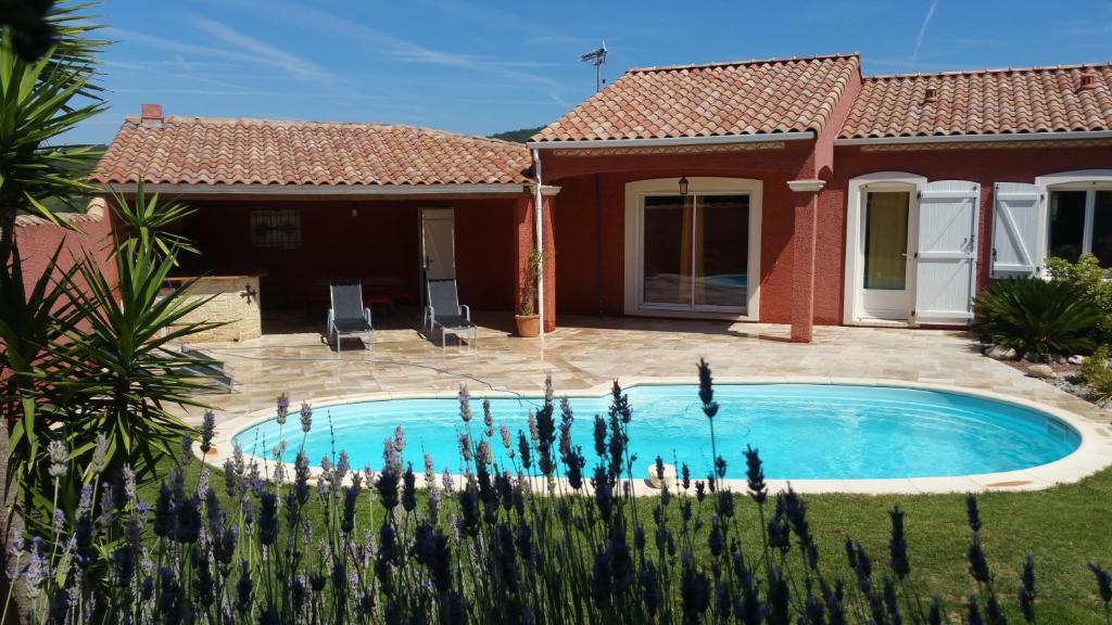 una casa con piscina en un patio en L'Ispanina, en Thézan-des-Corbières