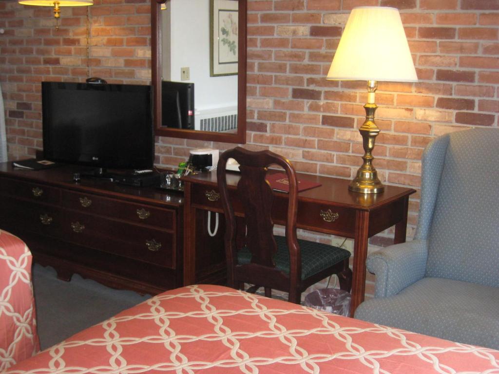 TV a/nebo společenská místnost v ubytování Lockport Inn and Suites