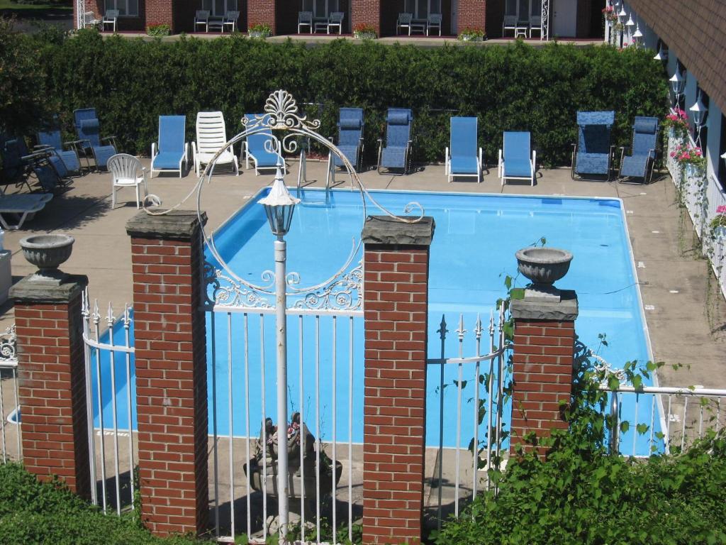Bazén v ubytování Lockport Inn and Suites nebo v jeho okolí