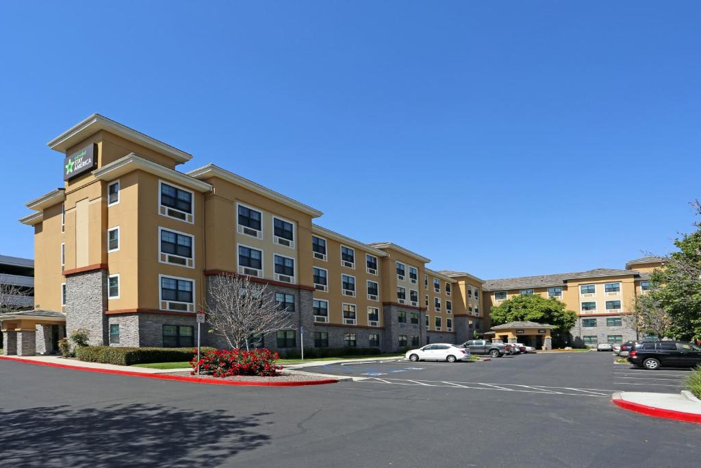 um parque de estacionamento em frente a um hotel em Extended Stay America Suites - Orange County - John Wayne Airport em Newport Beach