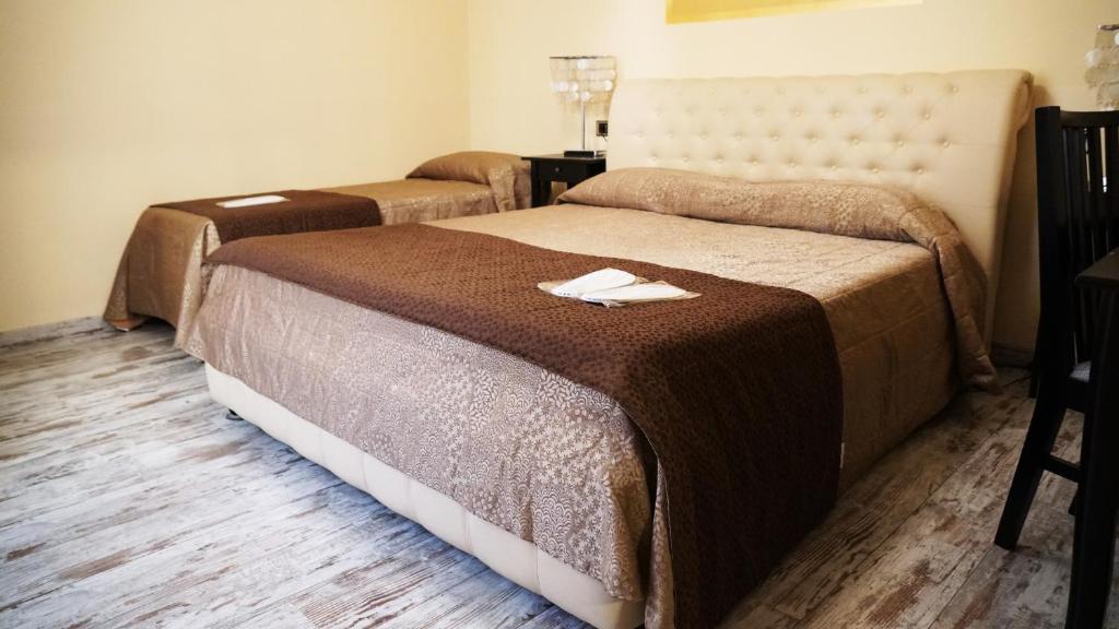 ローマにあるCola di Rienzo Innのホテルルーム内のベッド2台