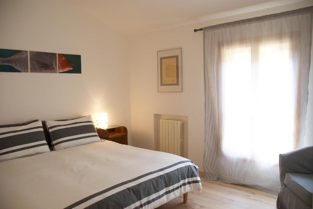 1 dormitorio con cama y ventana en Casa Zaira, en Bazzano Bologna