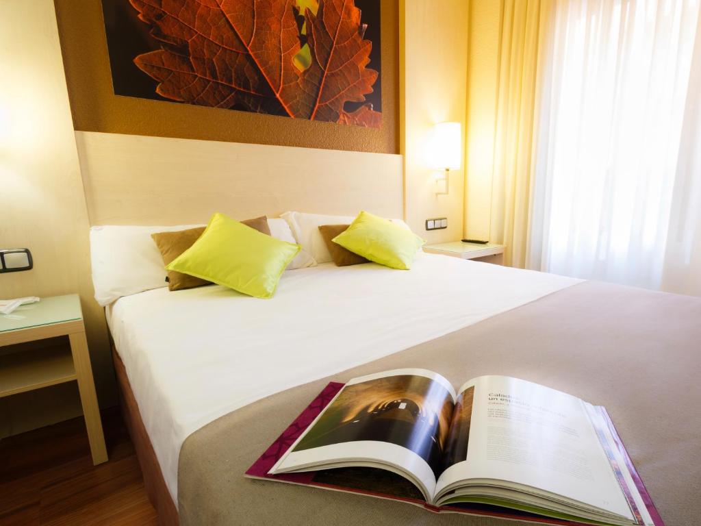 Postel nebo postele na pokoji v ubytování Hotel Condes de Haro