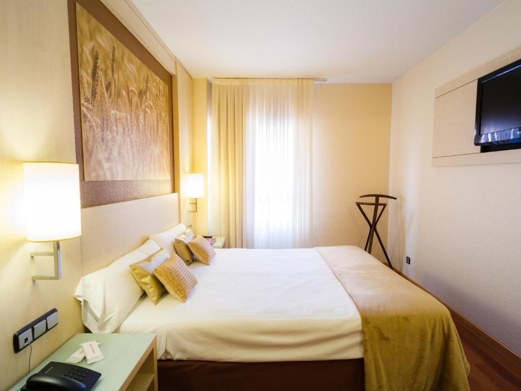 Postel nebo postele na pokoji v ubytování Hotel Condes de Haro