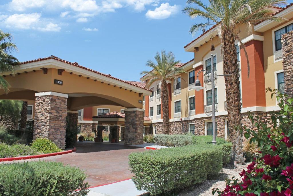 szereg budynków apartamentowych z palmami i krzakami w obiekcie Extended Stay America Suites - Palm Springs - Airport w mieście Palm Springs