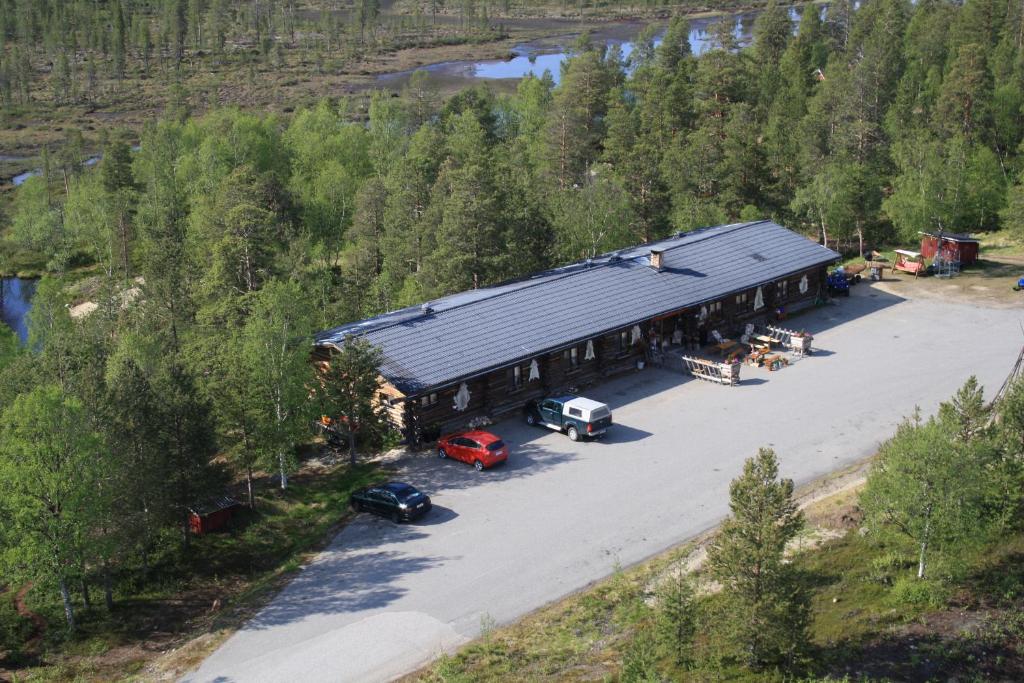 an overhead view of a building with two cars parked in front at Neljän Tuulen Tupa in Kaamanen