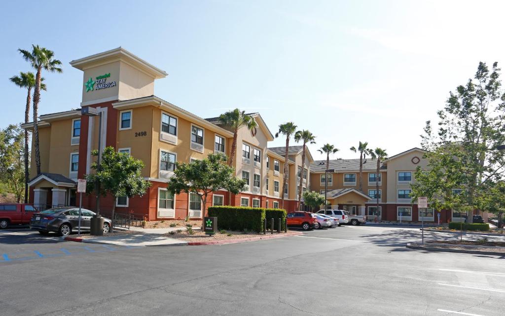 un bâtiment avec un parking en face de celui-ci dans l'établissement Extended Stay America Suites - Los Angeles - Simi Valley, à Santa Susana Knolls