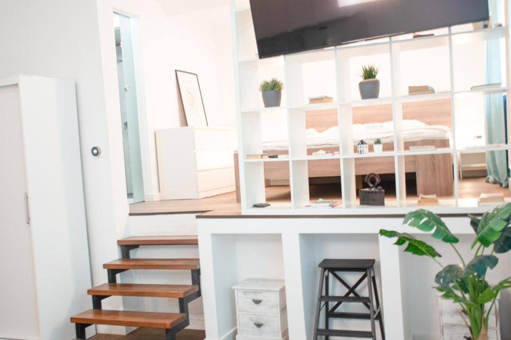 Fantabulous Downtown Abode w King Bed, 65