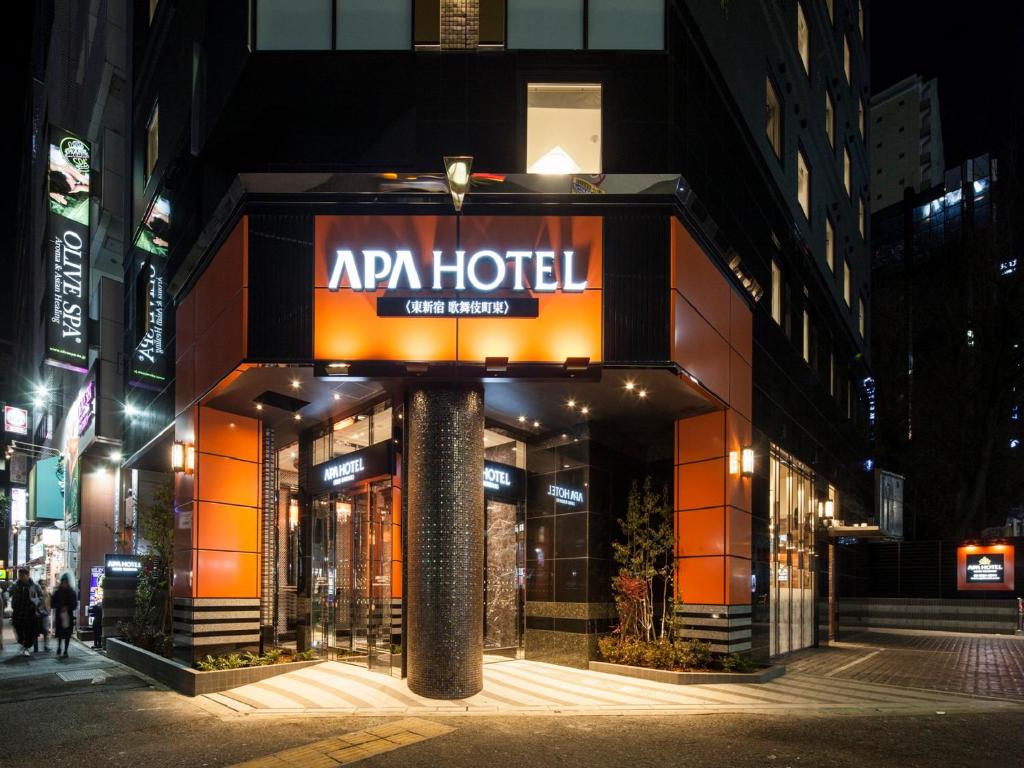 un hôtel avec un panneau à l'avant de celui-ci la nuit dans l'établissement APA Hotel - Higashishinjuku Kabukicho Higashi, à Tokyo