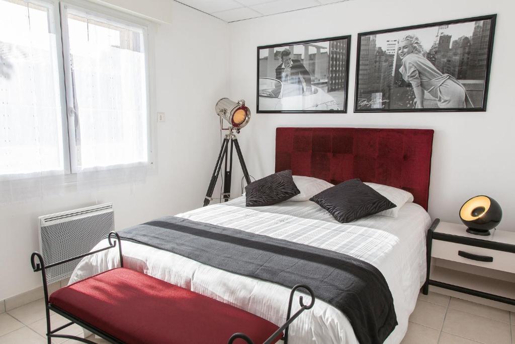 En eller flere senge i et værelse på Chambres Au Jardin Fleuri