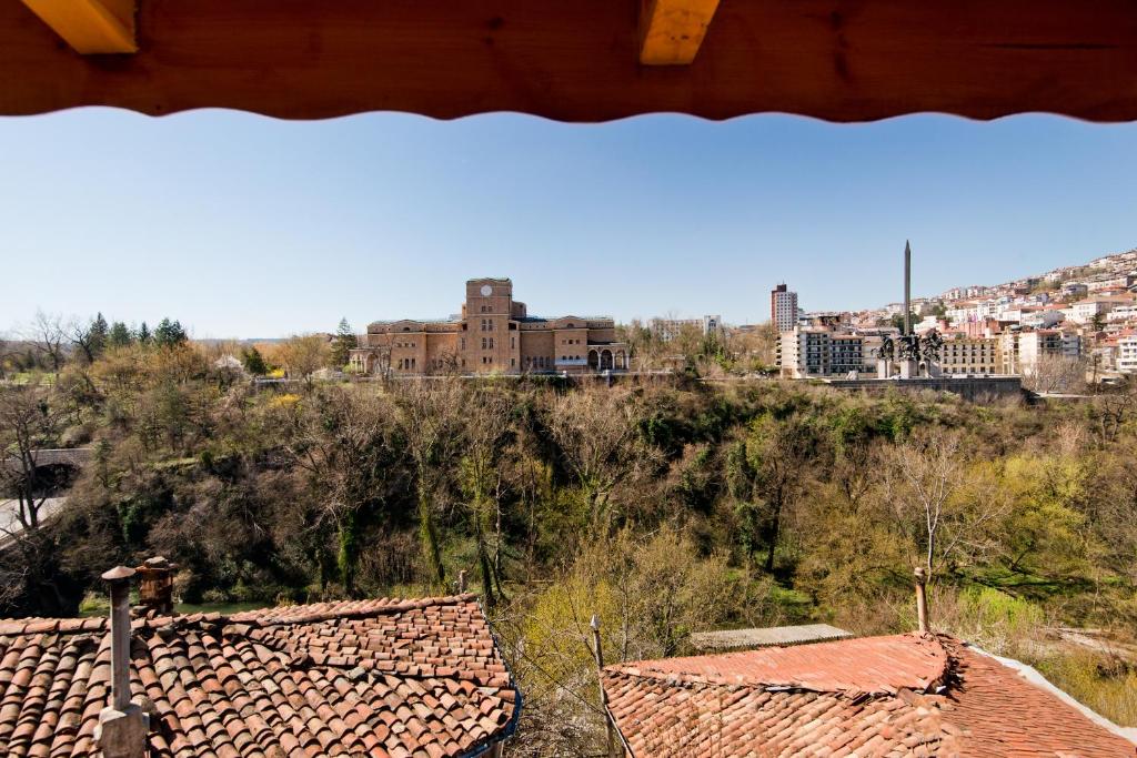 Nespecifikovaný výhled na destinaci Veliko Tărnovo nebo výhled na město při pohledu z penzionu