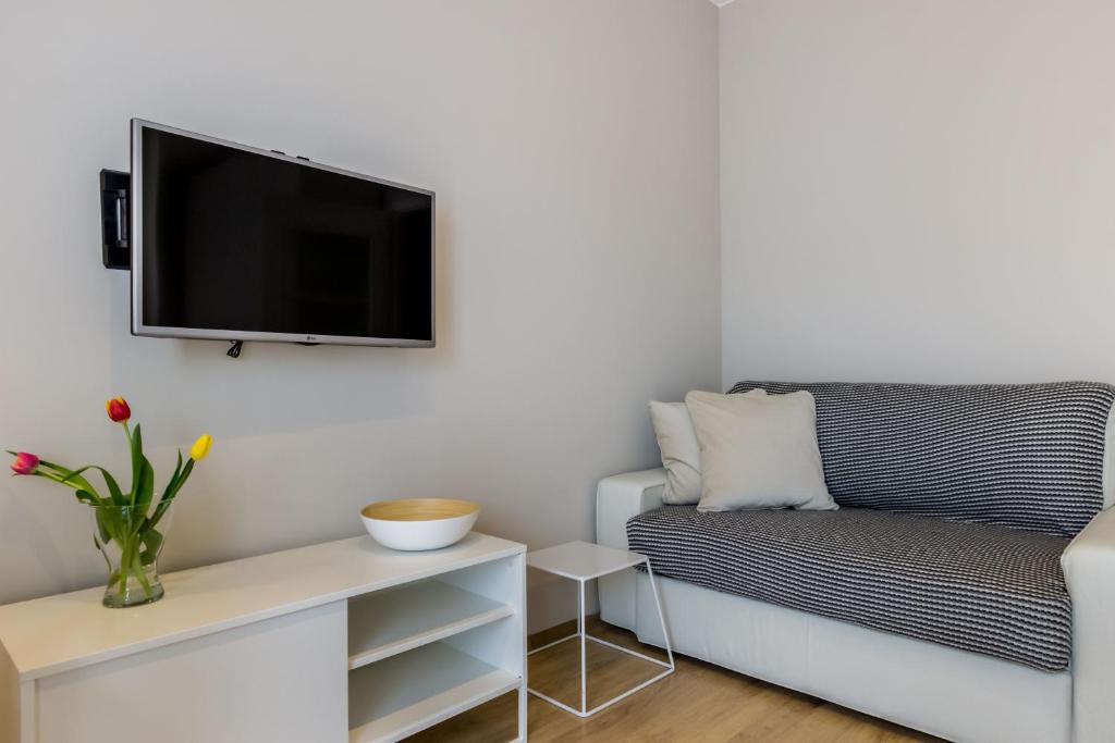 Televízia a/alebo spoločenská miestnosť v ubytovaní Okrzei 18 - studio by Homeprime