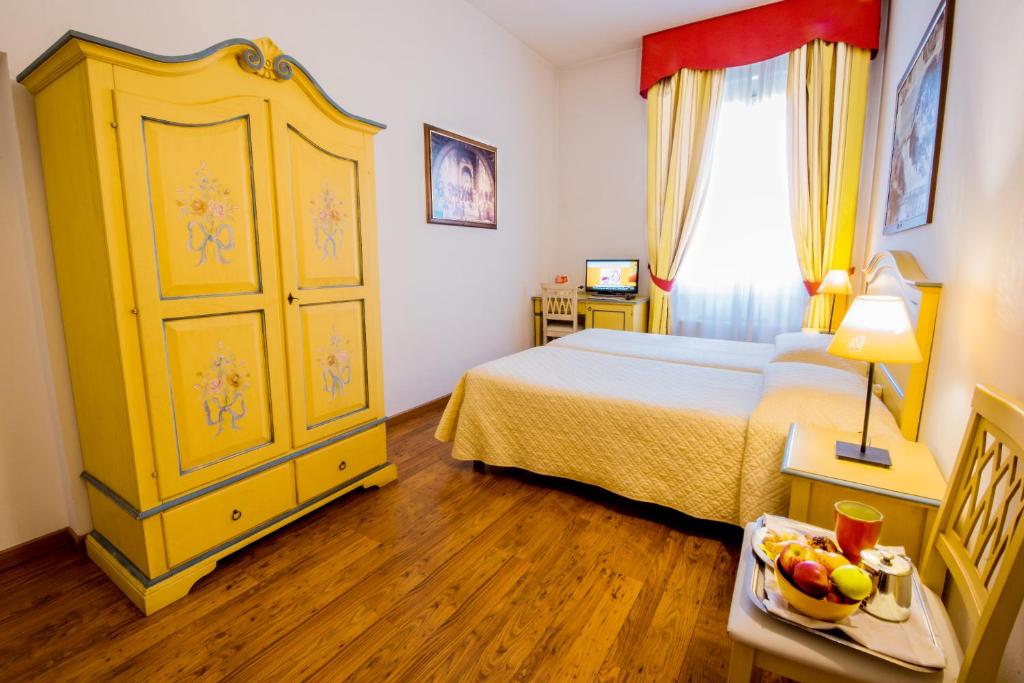 Postel nebo postele na pokoji v ubytování Hotel Vasari