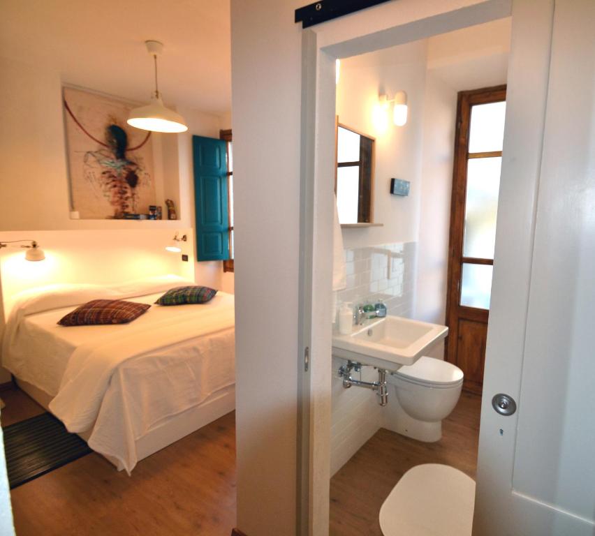 - une chambre avec un lit, un lavabo et des toilettes dans l'établissement Il Bandito Re, à Nuoro