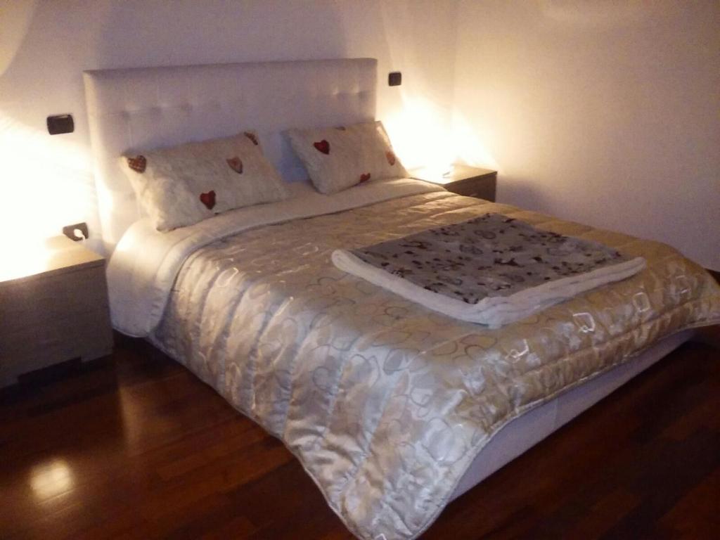 een slaapkamer met een groot bed met witte lakens en kussens bij Dimora di Mara in Santeramo in Colle
