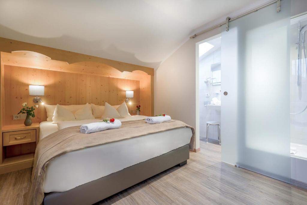 Postel nebo postele na pokoji v ubytování Hotel Alpenstuben