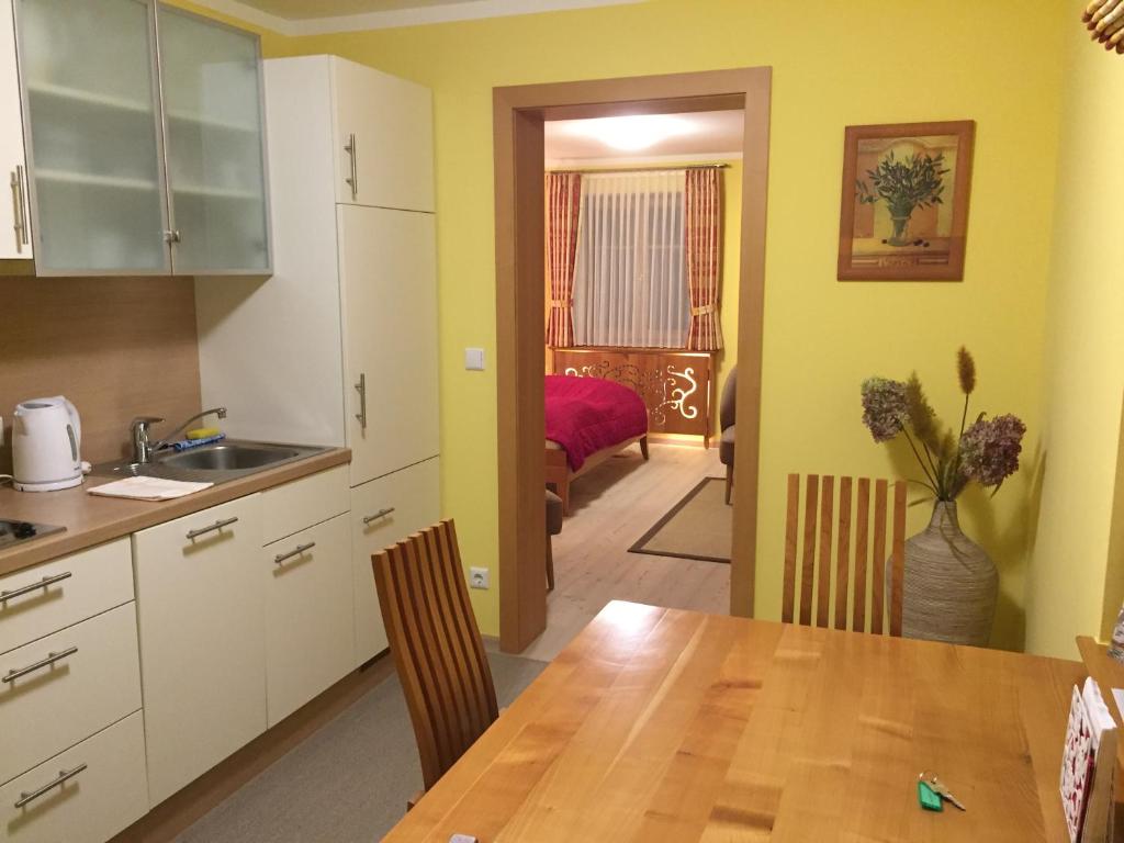 Kuchyň nebo kuchyňský kout v ubytování Landhaus am Bach