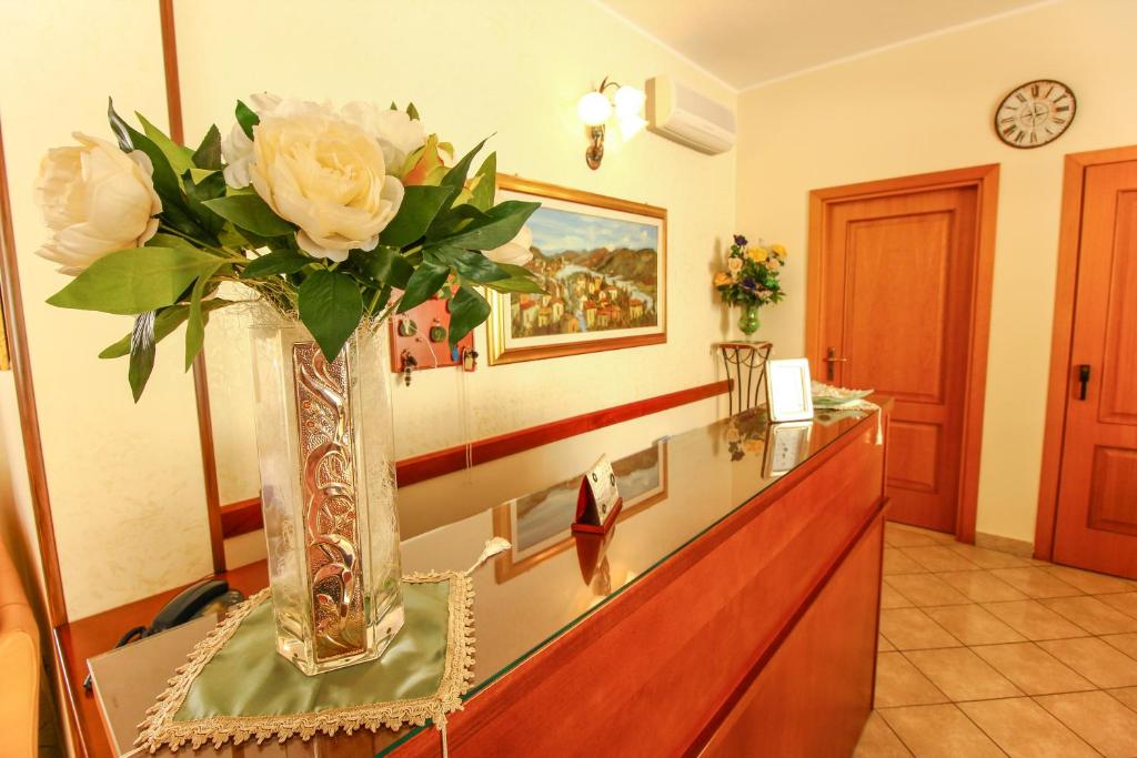 ランペドゥーザにあるGran Residence Marisaの白いバラが飾られた花瓶