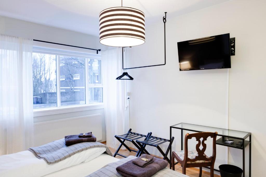TV a/nebo společenská místnost v ubytování Freyja Guesthouse & Suites