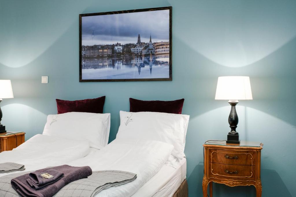 Postel nebo postele na pokoji v ubytování Freyja Guesthouse & Suites