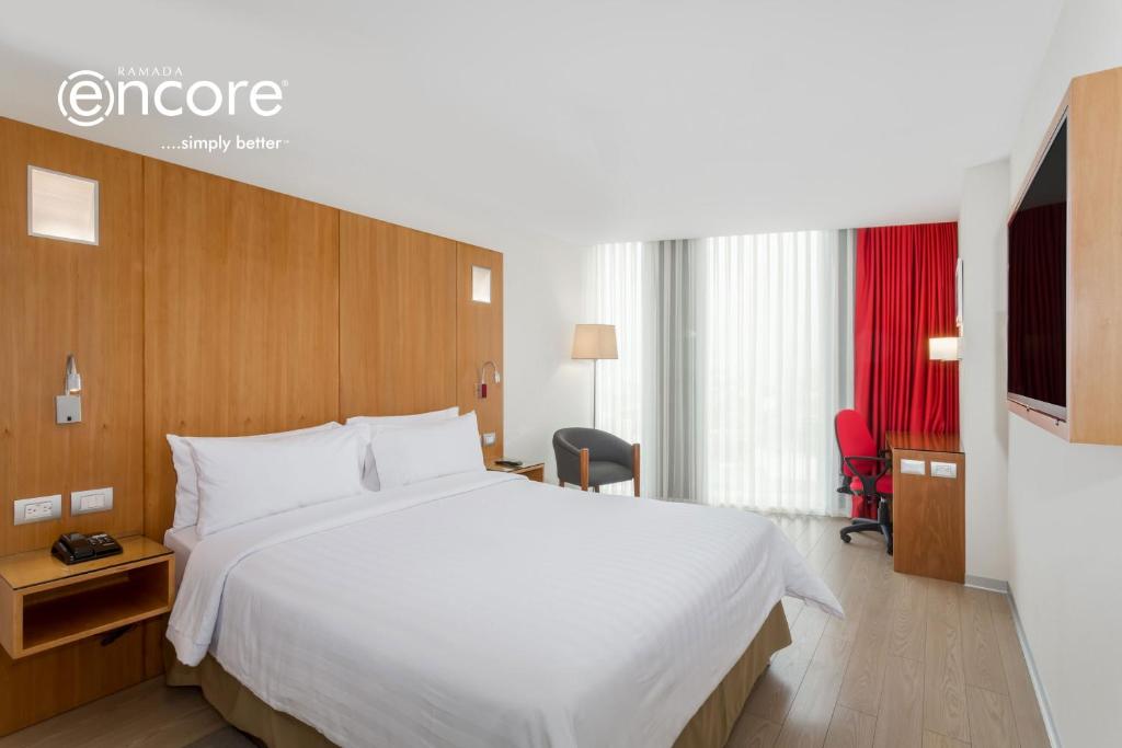 Postel nebo postele na pokoji v ubytování Ramada Encore by Wyndham Lima San Isidro