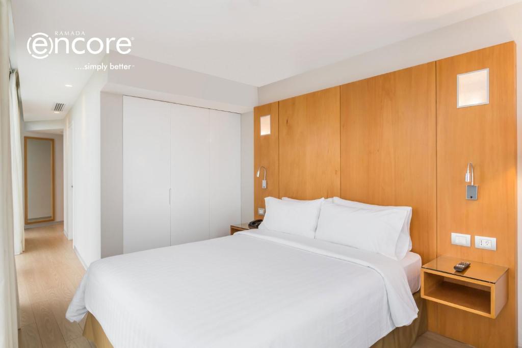Postel nebo postele na pokoji v ubytování Ramada Encore by Wyndham Lima San Isidro