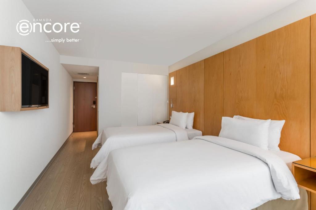 Postel nebo postele na pokoji v ubytování Ramada Encore by Wyndham Lima San Isidro