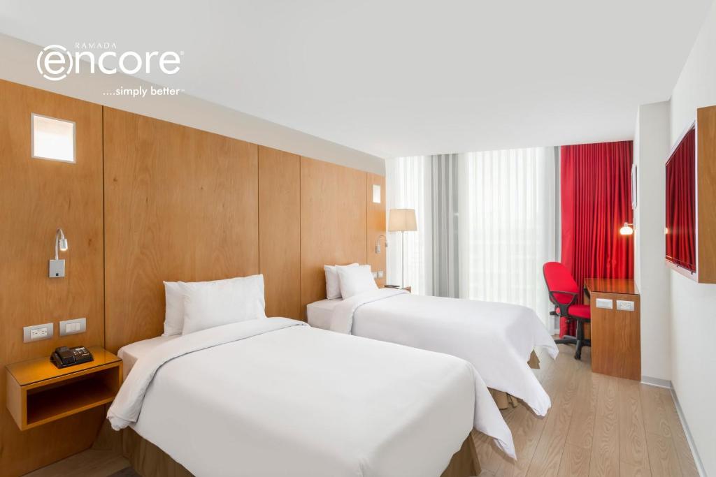 Postel nebo postele na pokoji v ubytování Ramada Encore by Wyndham Lima San Isidro