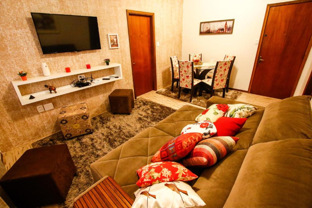sala de estar con sofá y almohadas en Apartamento Aconchegante Na Serra, en Gramado
