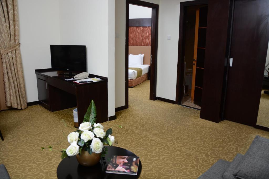 TV a/nebo společenská místnost v ubytování Aryana Hotel
