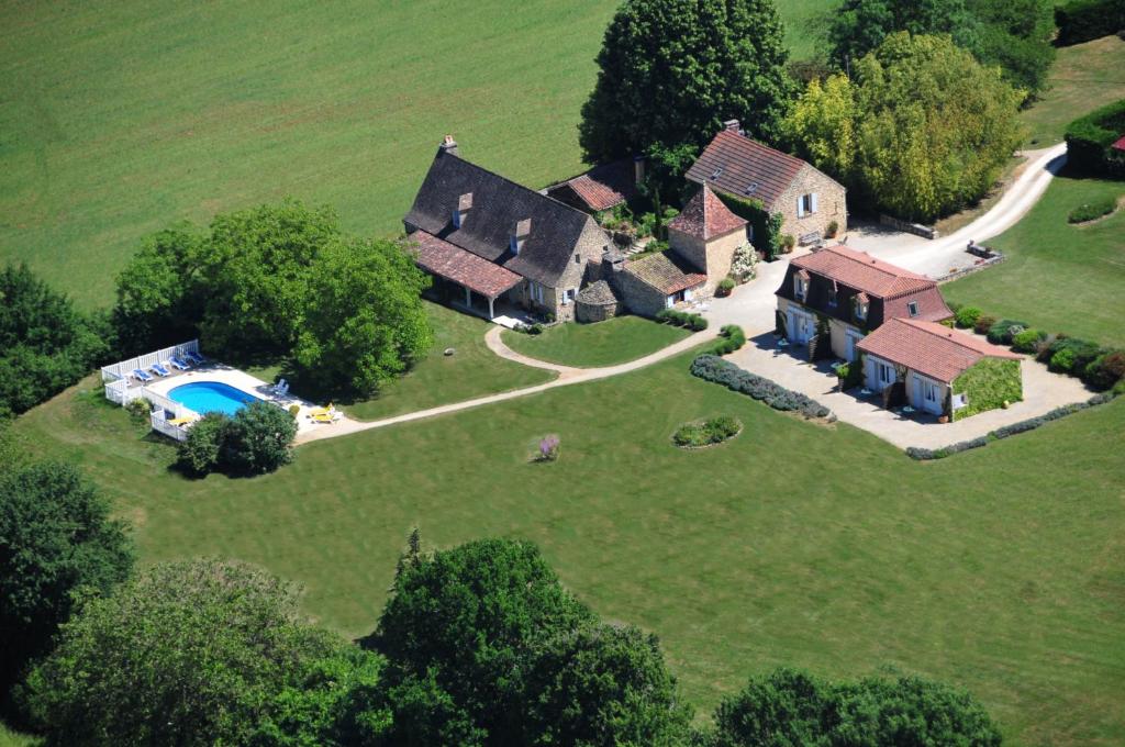 vista aerea di una casa con piscina di Le Clos-Lascazes maison d'Hôtes a Le Buisson de Cadouin