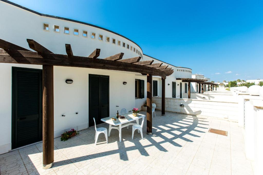 a patio with a table and chairs on a building at Complesso Gardencasa in Torre Suda